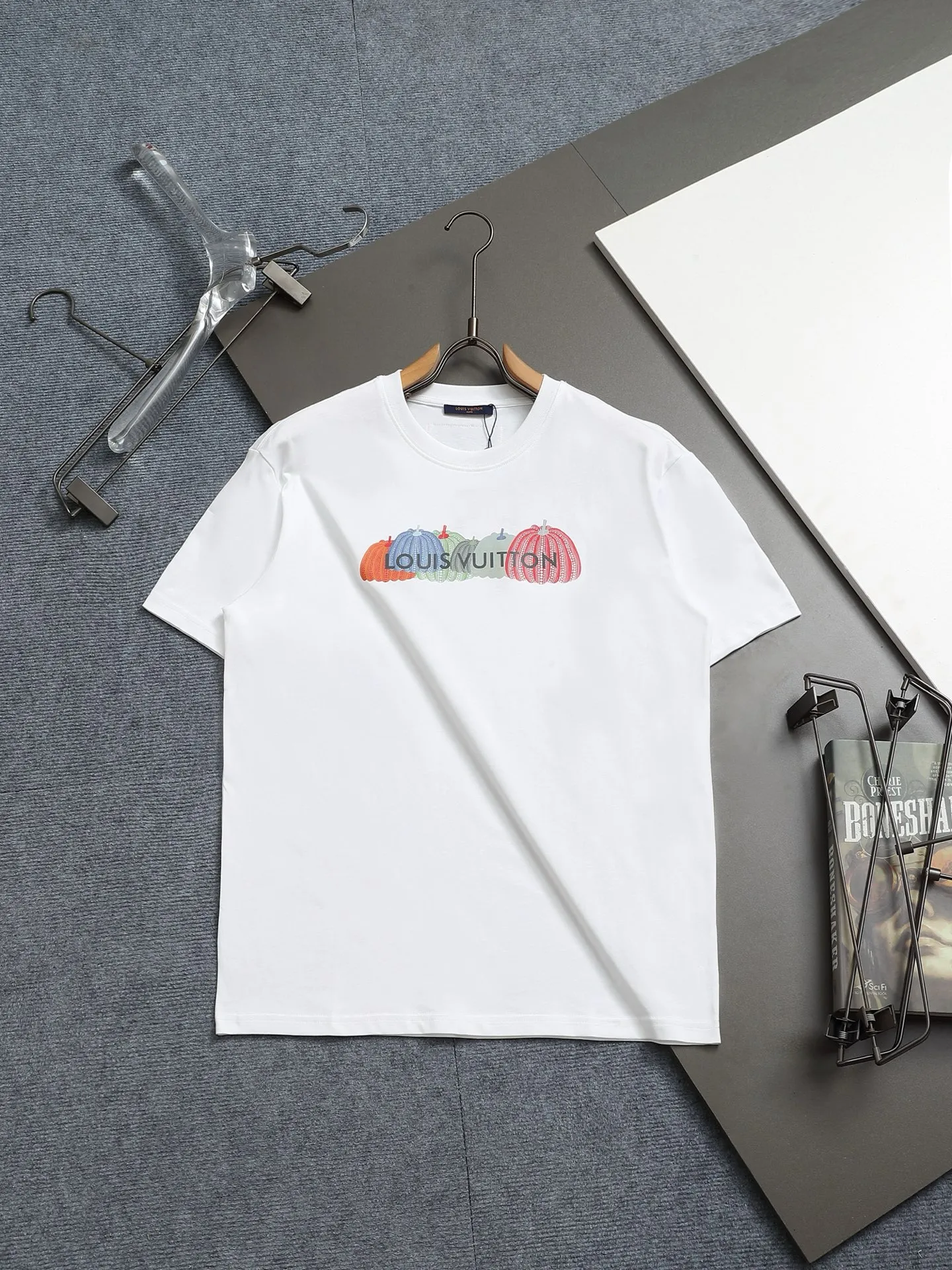 🅿️170 LV 25ss spring and summer printed short T series -1v Yayoi Kusama series pumpkin 🎃 pattern round neck short-sleeved T-shirt. Made of 32-count double yarn pure cotton 240g, washed at high temperature, will not shrink or fade. Comfortable to the touch, super texture❤️ Back-stitched cuff design, yellow back-mark embellishment, and a full set of accessories. A must-have for trendy men and trendy women, the classic drop-shoulder slightly wide version is available exclusively from stock!         ⚠️Only make high quality products, reject junk goods!  -Color: White Black -Size: XS S M L -Crowd: Unisex
